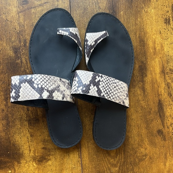 Banana Republic 9 Snake Print Sandals with Black Soles - Picture 2 of 6